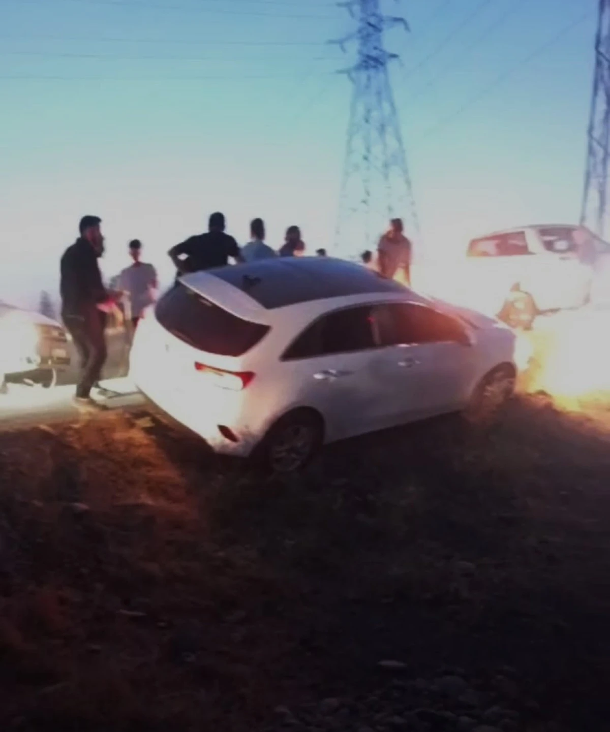 BATMAN&rsquo;DA ŞARAMPOL&Uuml;N EŞİĞİNDEN D&Ouml;NEN OTOMOBİL VATANDAŞLARIN YARDIMIYLA KURTARILDI