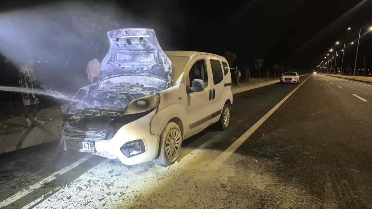 BATMAN&rsquo;DA SEYİR HALİNDEKİ ARA&Ccedil;TA YANGIN &Ccedil;IKTI, VATANDAŞLAR YANGINI S&Ouml;ND&Uuml;RD&Uuml;