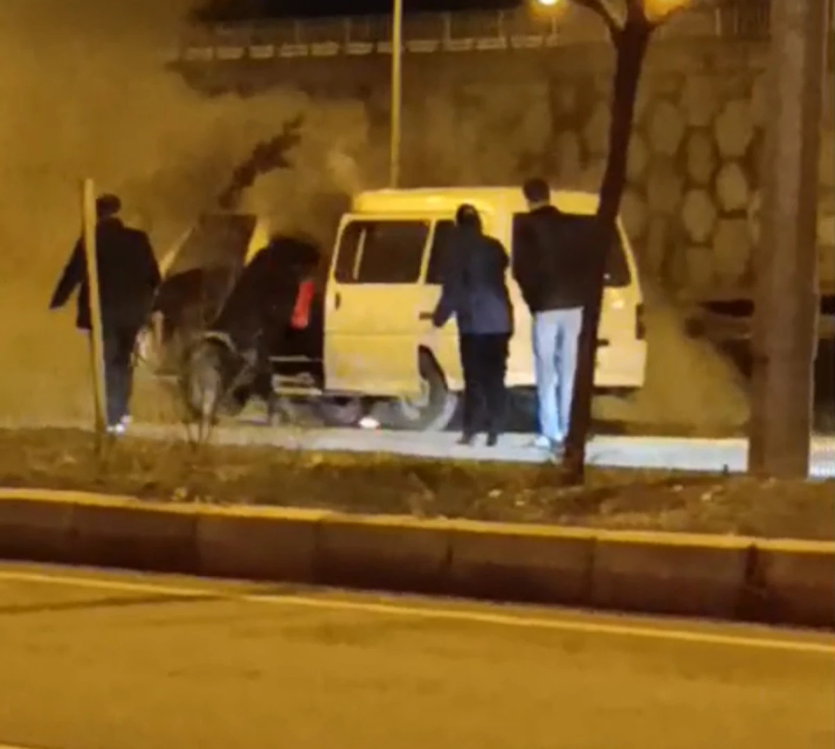 Batman&rsquo;da seyir halindeki hafif ticari ara&ccedil;ta yangın &ccedil;ıktı, ara&ccedil;ta maddi hasar meydana geldi