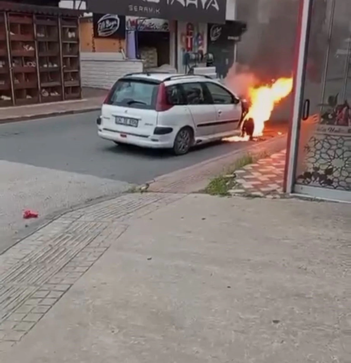 BATMAN'DA SEYİR HALİNDEKİ OTOMOBİL ALEV ALDI