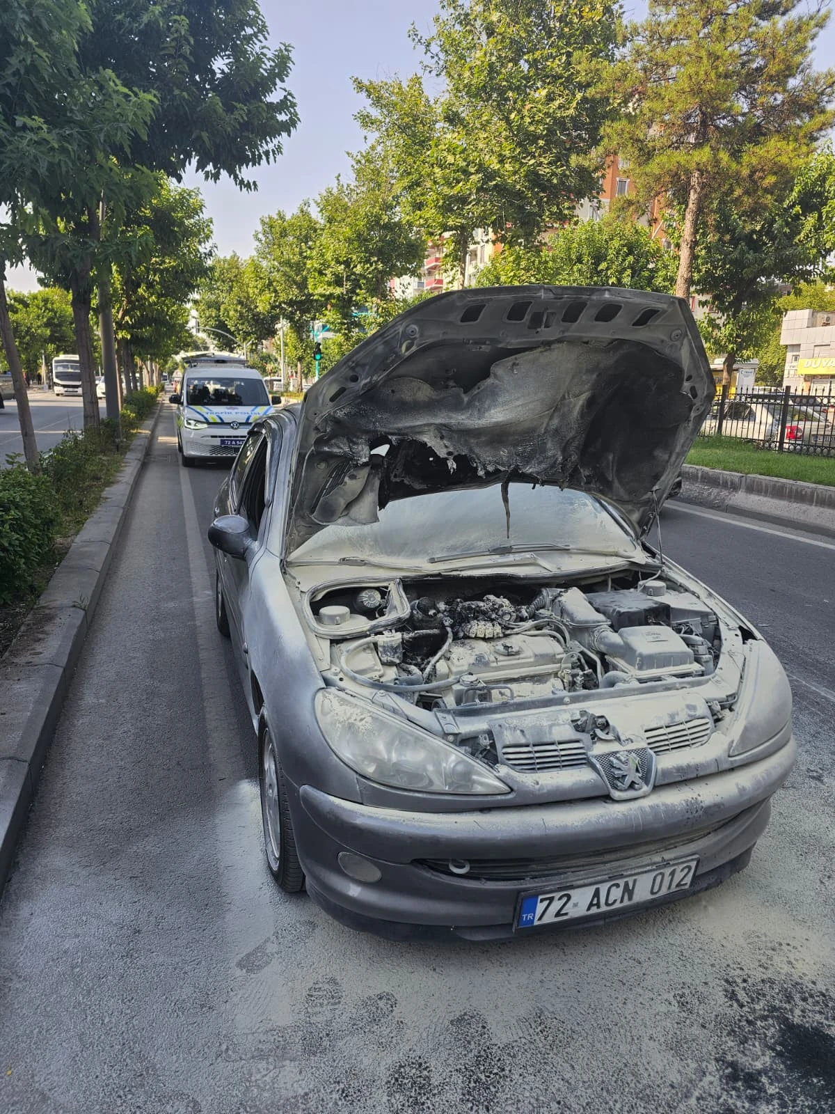 BATMAN&rsquo;DA SEYİR HALİNDEKİ OTOMOBİL ALEV ALDI