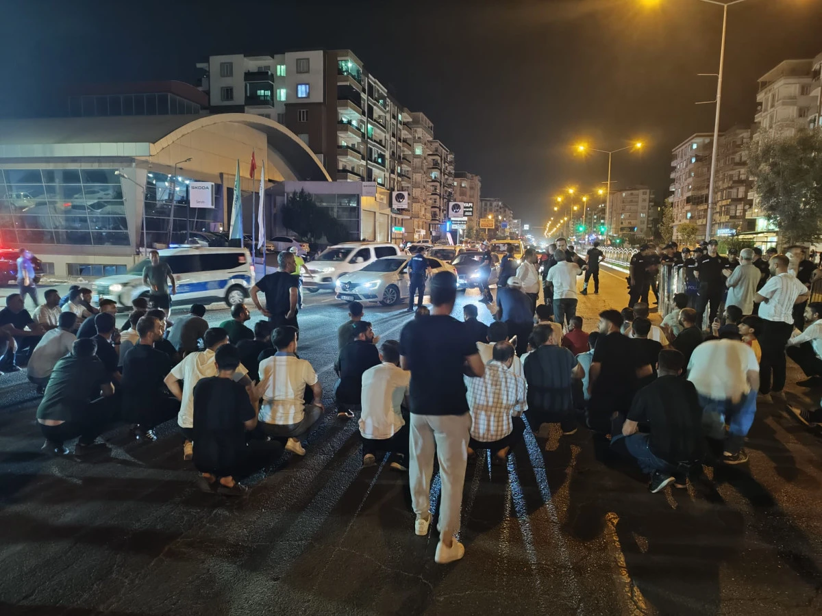 Batman'da Sık Kazaların Yaşandığı Yolda Mahalleli Yolu Trafiğe Kapattı