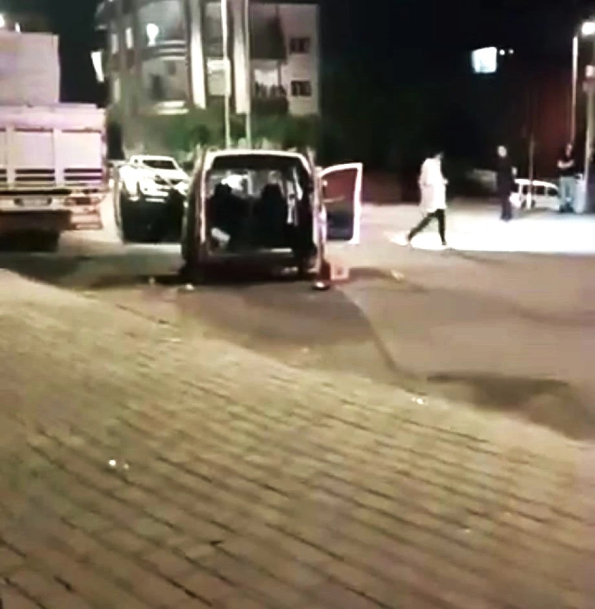 BATMAN&rsquo;DA SİLAHLI KAVGADA KURŞUNLAR PARK HALİNDEKİ ARACA İSABET ETTİ