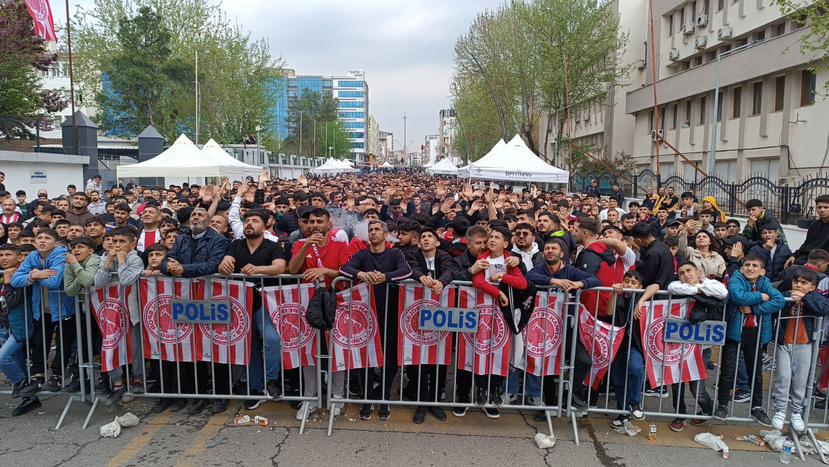 BATMAN’DA TARAFTARLAR PETROLSPOR MAÇINI DEV EKRANDA İZLEDİLER