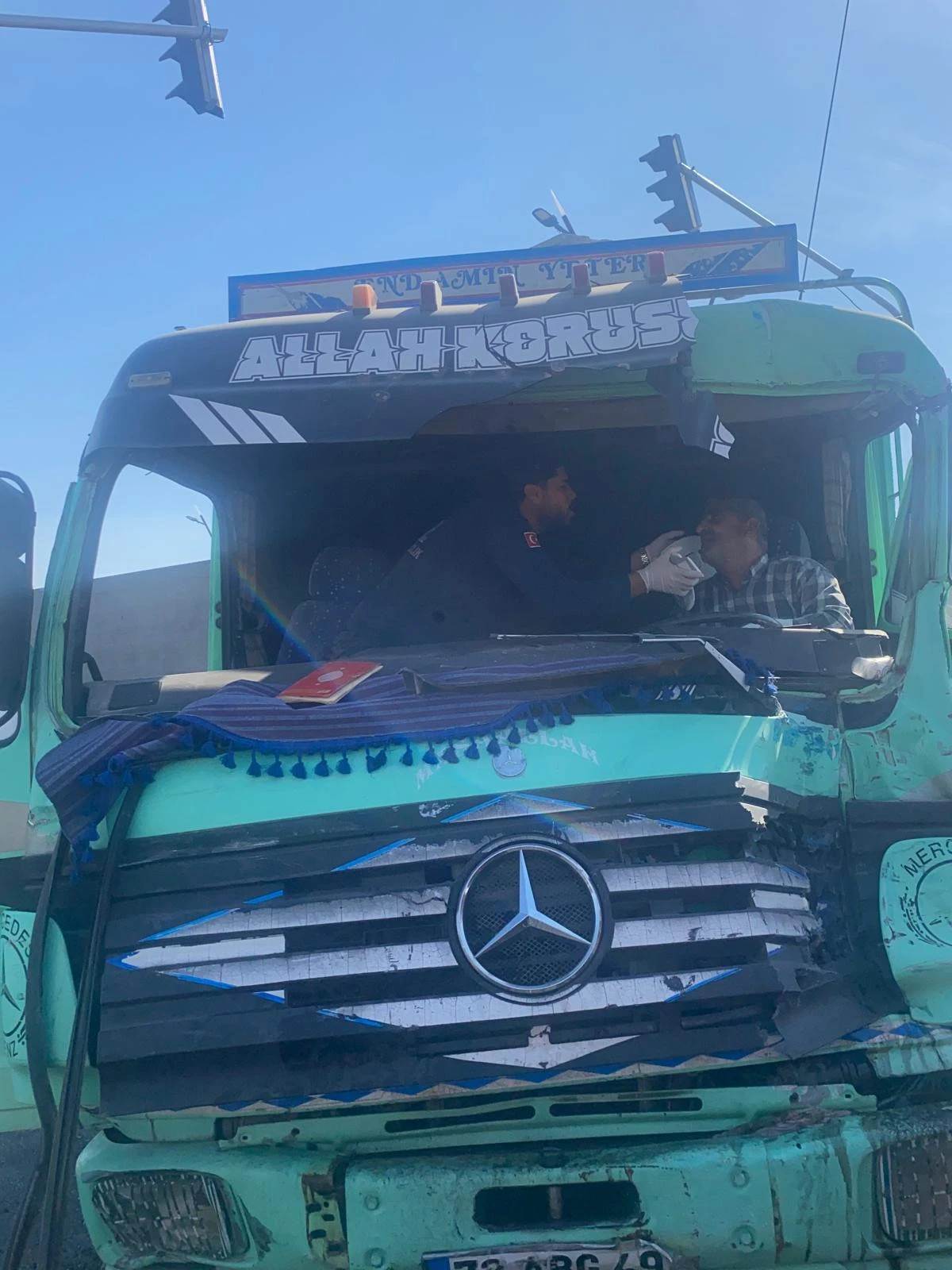 BATMAN'DA TIR KAZASINDA ARA&Ccedil; İ&Ccedil;İNDE SIKIŞAN S&Uuml;R&Uuml;C&Uuml; KURTARILDI