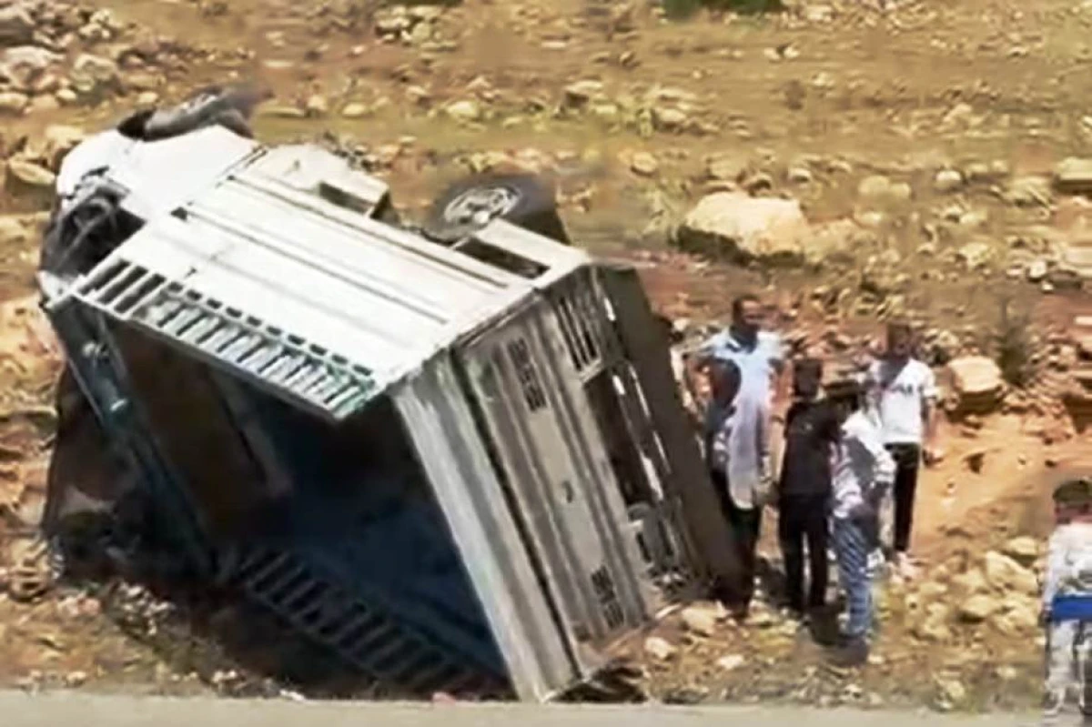 Batman’da trafik kazası: Kamyonet yan yattı, 2 kişi yaralandı
