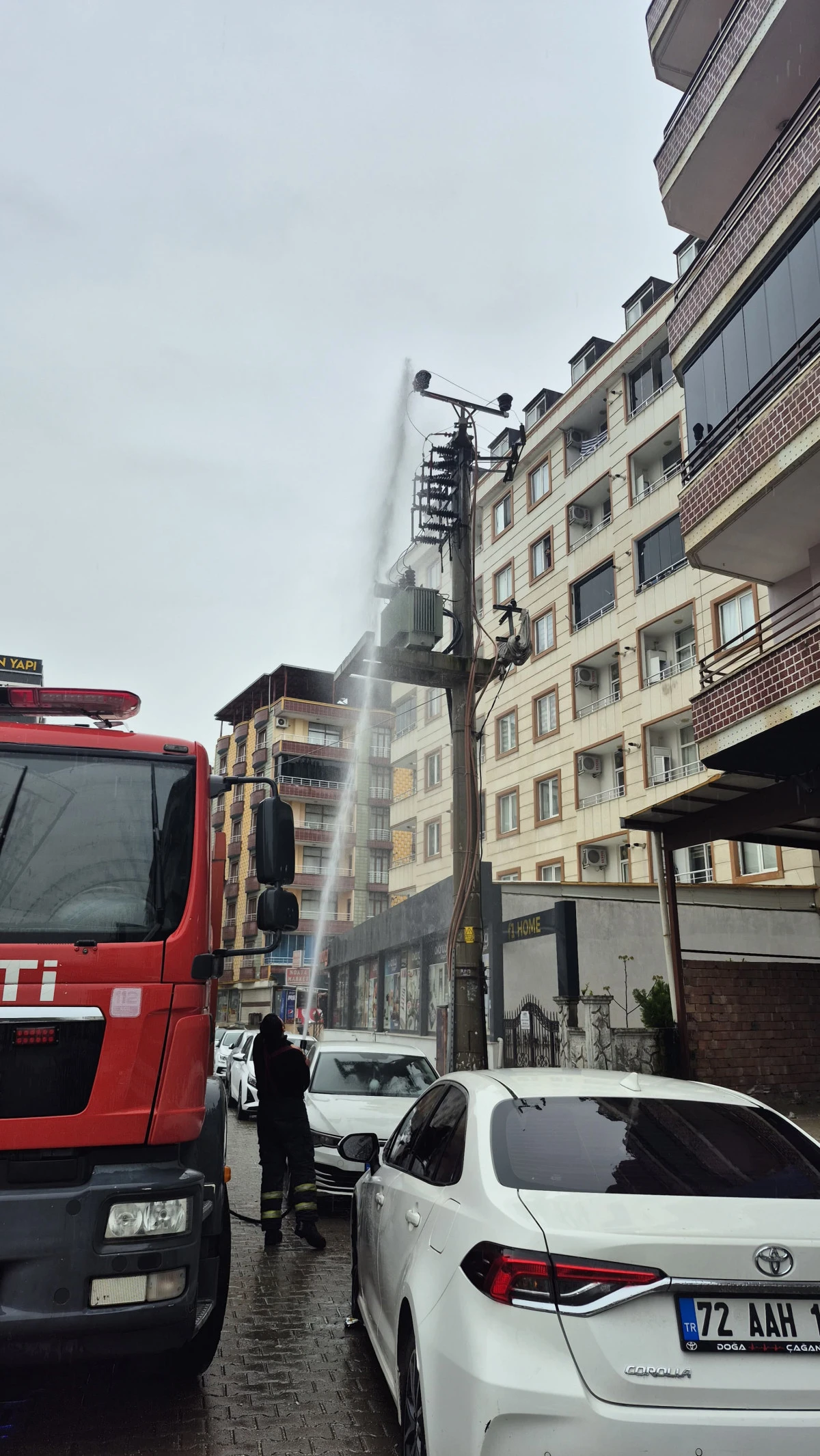 BATMAN&rsquo;DA TRAFO DİREĞİNDE YANGIN PANİĞİ