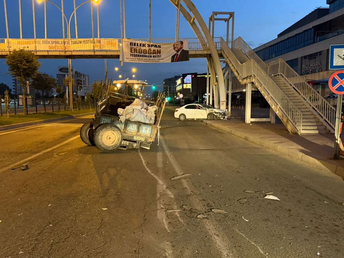 BATMAN&rsquo;DA TRAKT&Ouml;R İLE OTOMOBİL &Ccedil;ARPIŞTI: 2 YARALI