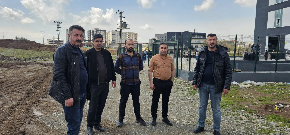  BATMAN&rsquo;DA YAĞMUR SONRASI YOLLAR BOZULDU: TEKSTİL YOLUNDA ASFALT TALEBİ