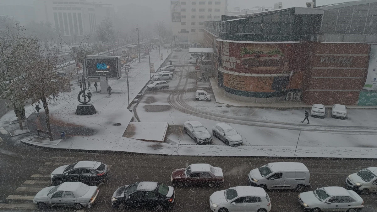BATMAN&rsquo;DA YILIN İLK KARI ŞEHİR BEYAZA B&Uuml;R&Uuml;ND&Uuml;