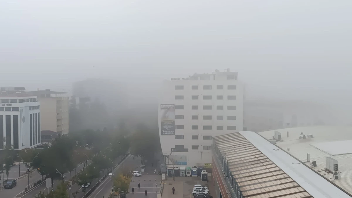 BATMAN'DA YOĞUN SİS: GÖRÜŞ MESAFESİ 30 METREYE DÜŞTÜ