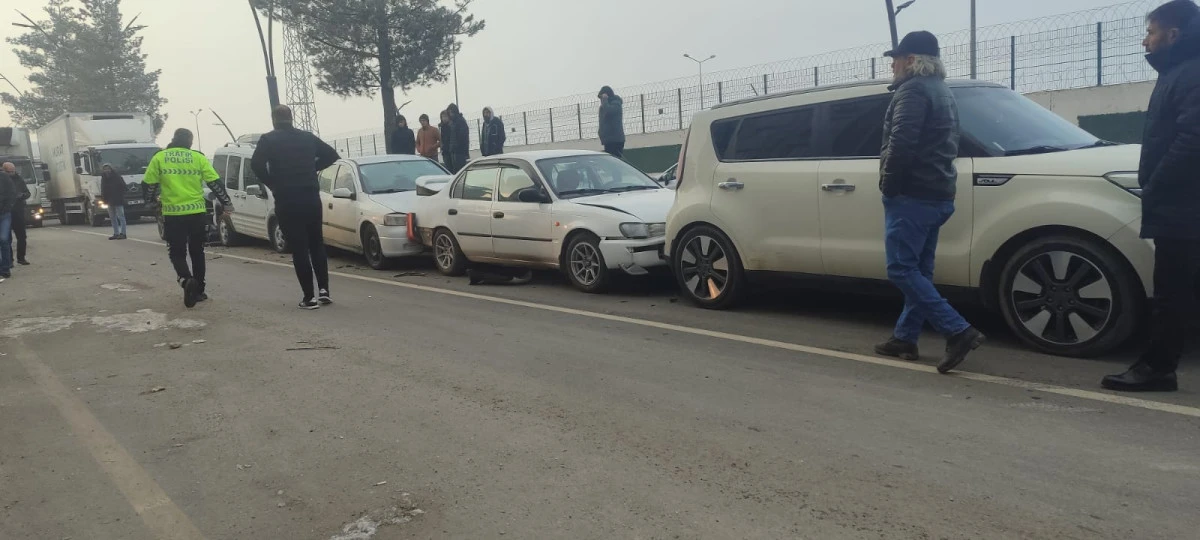 BATMAN&rsquo;DA ZİNCİRLEME TRAFİK KAZASI: 5 ARA&Ccedil; BİRBİRİNE GİRDİ