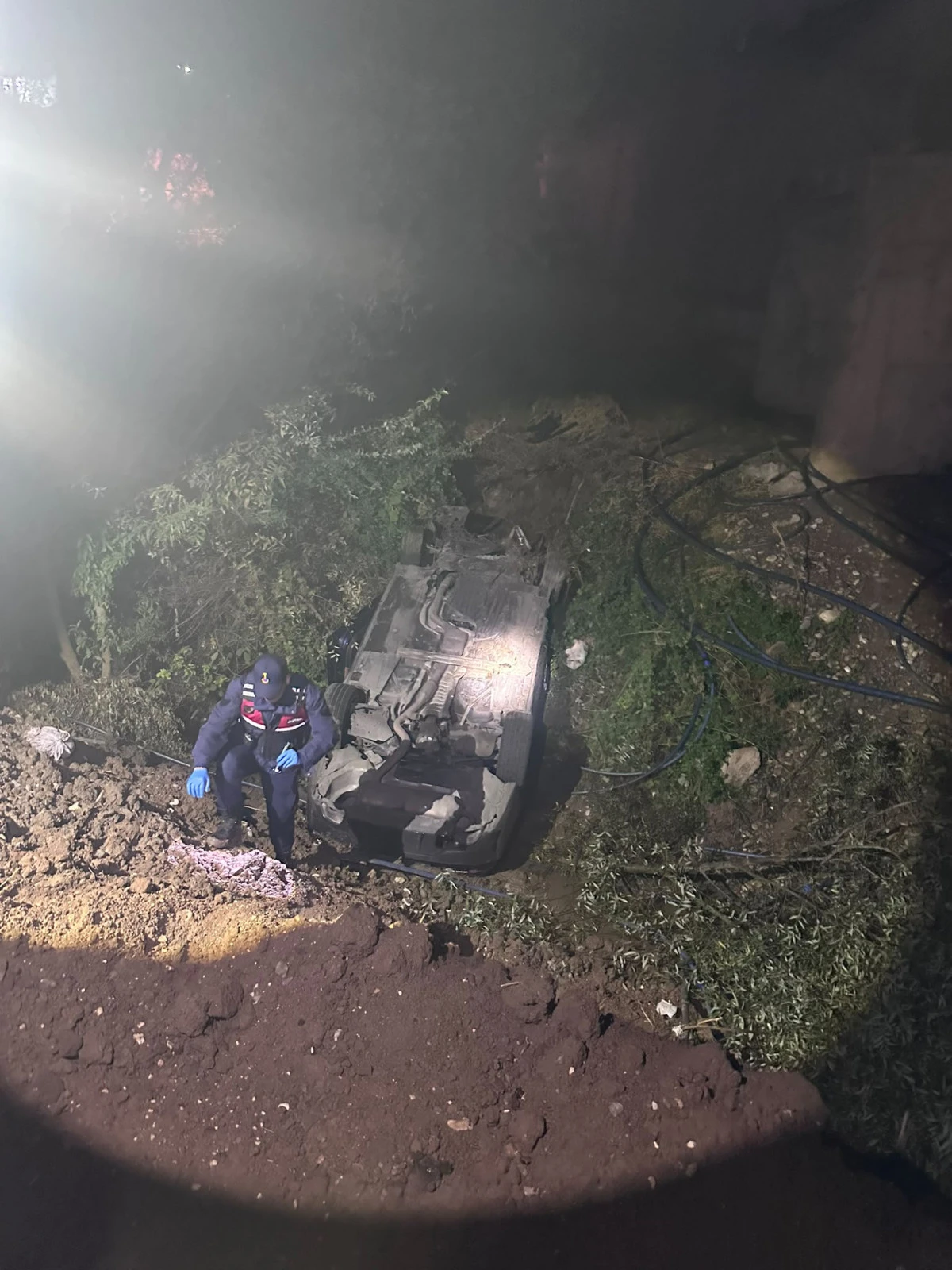 BATMAN'DE ŞARAMPOLE YUVARLANAN OTOMOBİLDE SIKIŞAN S&Uuml;R&Uuml;C&Uuml; KURTARILDI