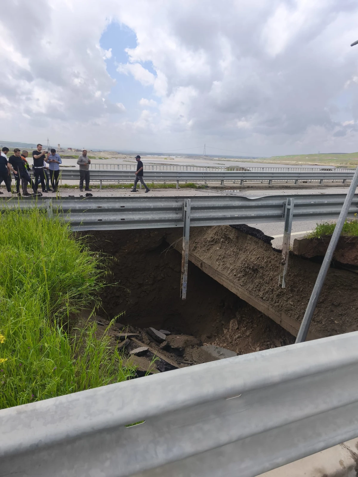 Batman&ndash;Diyarbakır yolunu birbirine bağlayan k&ouml;pr&uuml;de tehlike &ccedil;anları &ccedil;alıyor!