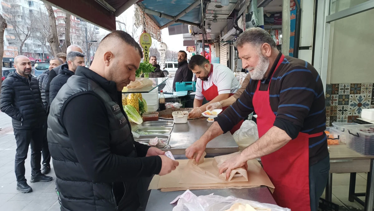 BATMAN&rsquo;IN &Ccedil;İĞ K&Ouml;FTE USTASI ERCAN TANIK&rsquo;TA İFTAR KUYRUĞU