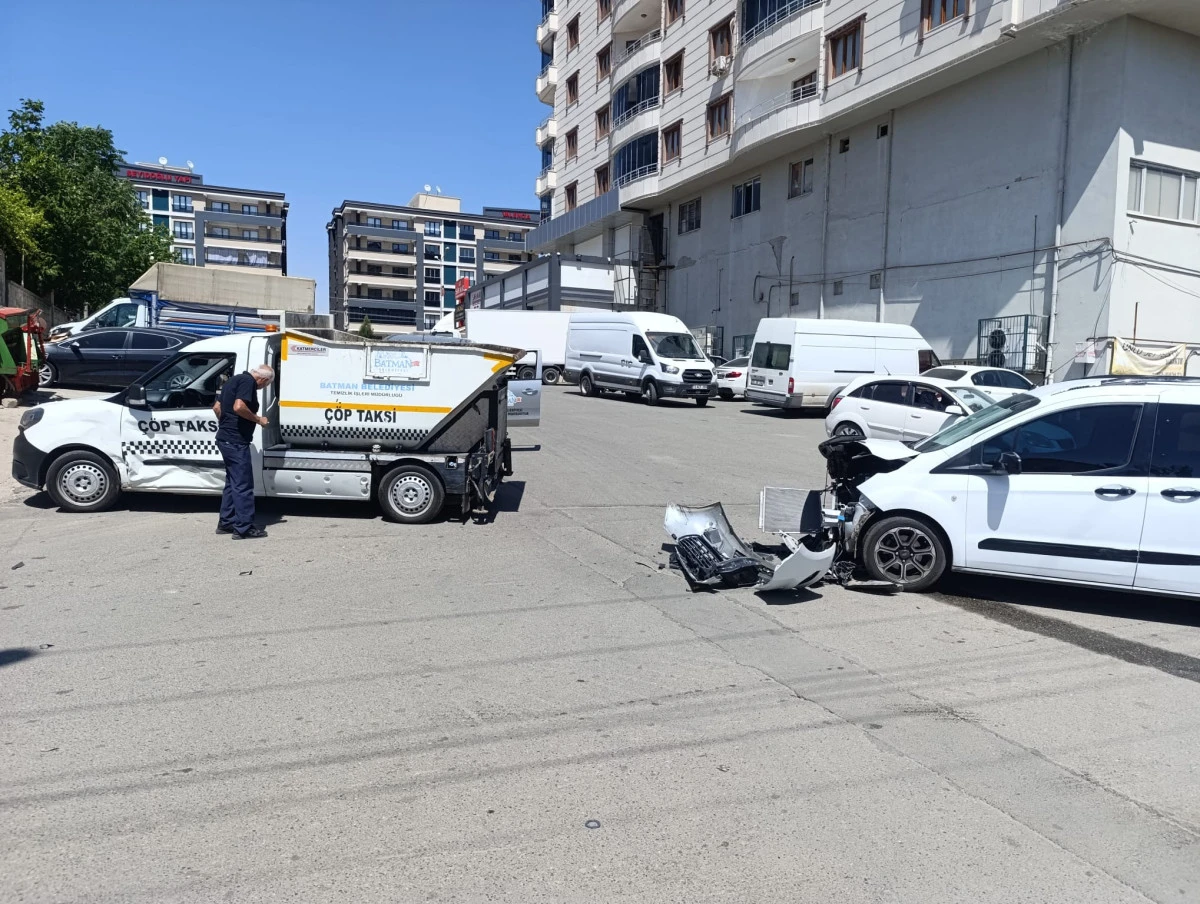 BATMAN’DA ÇÖP TAKSİ İLE HAFİF TİCARİ ARAÇ ÇARPIŞTI