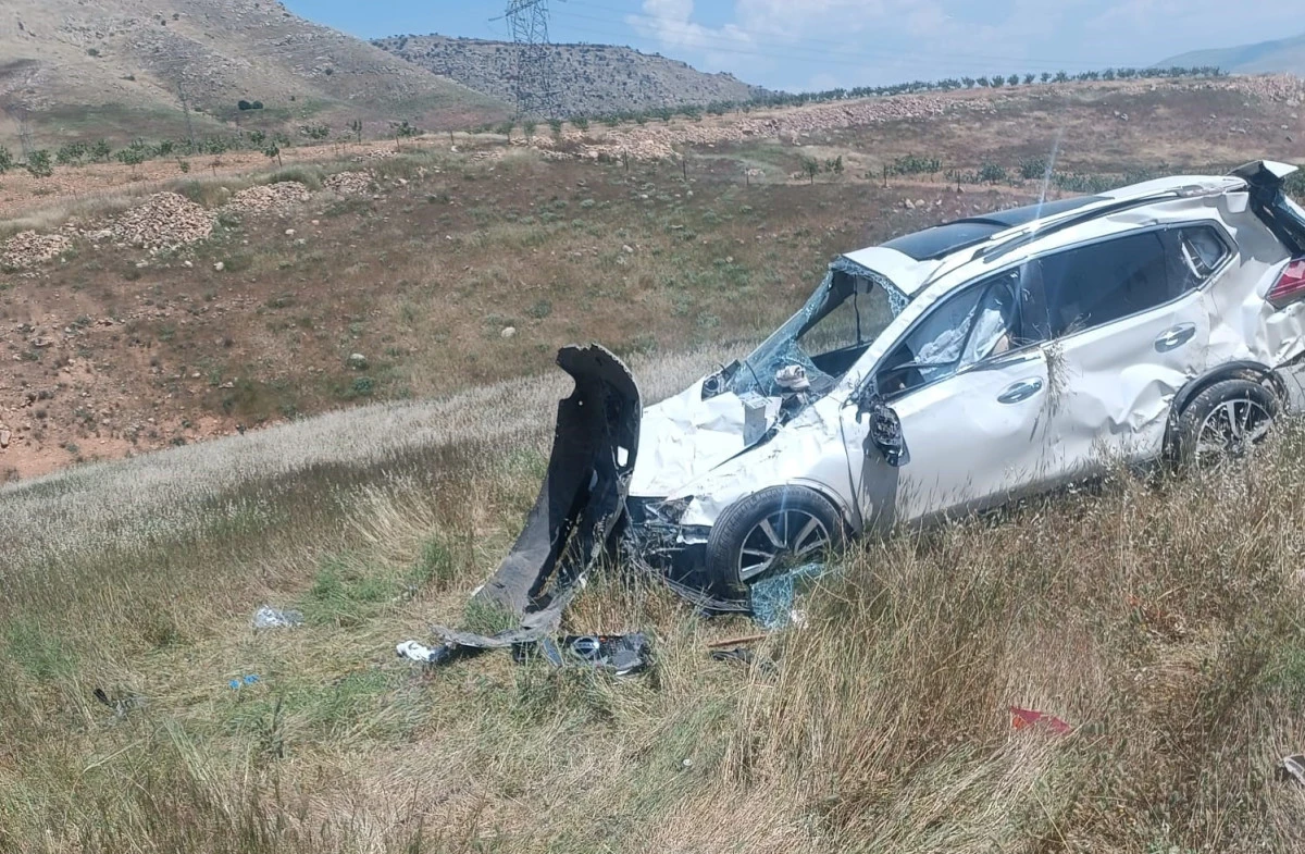 BATMAN&rsquo;IN HASANKEYF İL&Ccedil;E YOKUNDA OTOMOBİL ŞARAMPOLE YUVARLANDI: 2 YARALI