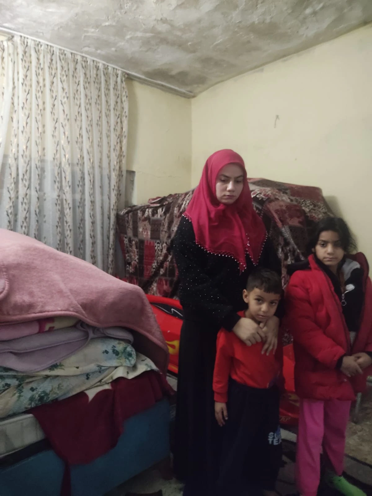 BATMANLI ANNENİN &Ccedil;ARESİZLİĞİ "&Ccedil;OCUKLARIM A&Ccedil; KALMASIN"