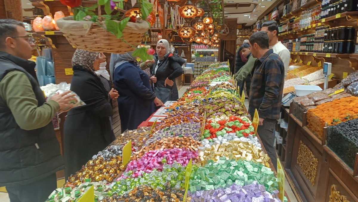 BAYRAM TEZG&Acirc;HLARI RENKLENDİ, ŞEKER VE LOKUM TEZG&Acirc;HLARDA