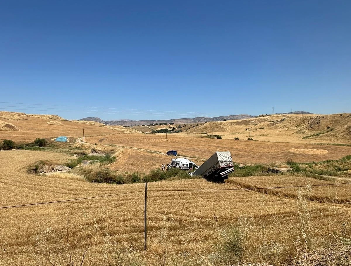 BEKİRHAN YOLUNDA BARİYERLERİ AŞAN TIR TARLAYA VE SULAMA KANALINA GİRDİ: 3 YARALI