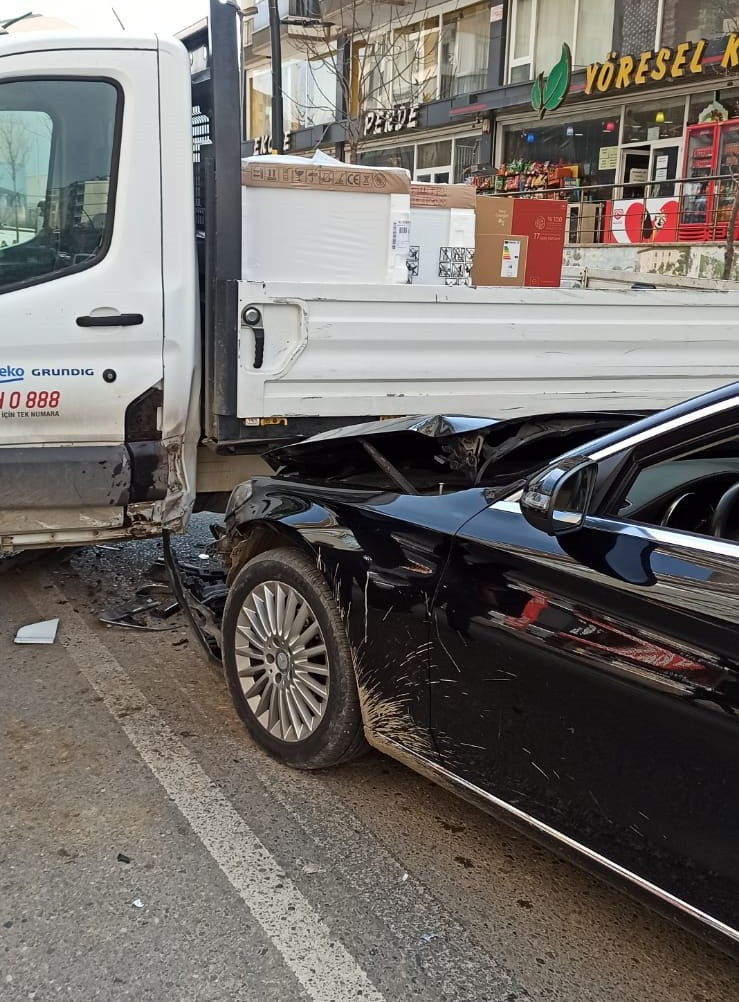 BELDE MAHALLESİNDE MADDİ HASARLI KAZA