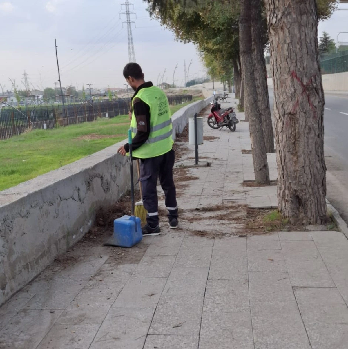 BELEDİYE EKİPLERİ SAHADA, TEMİZLİK &Ccedil;ALIŞMALARI KESİNTİSİZ S&Uuml;R&Uuml;YOR