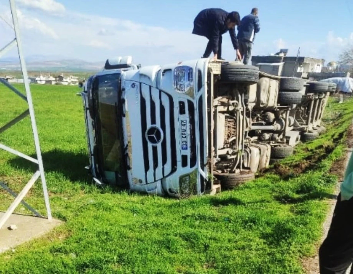 BEŞİRİ K&Ouml;Y YOLUNDA TIR YAN YATTI: 1 YARALI