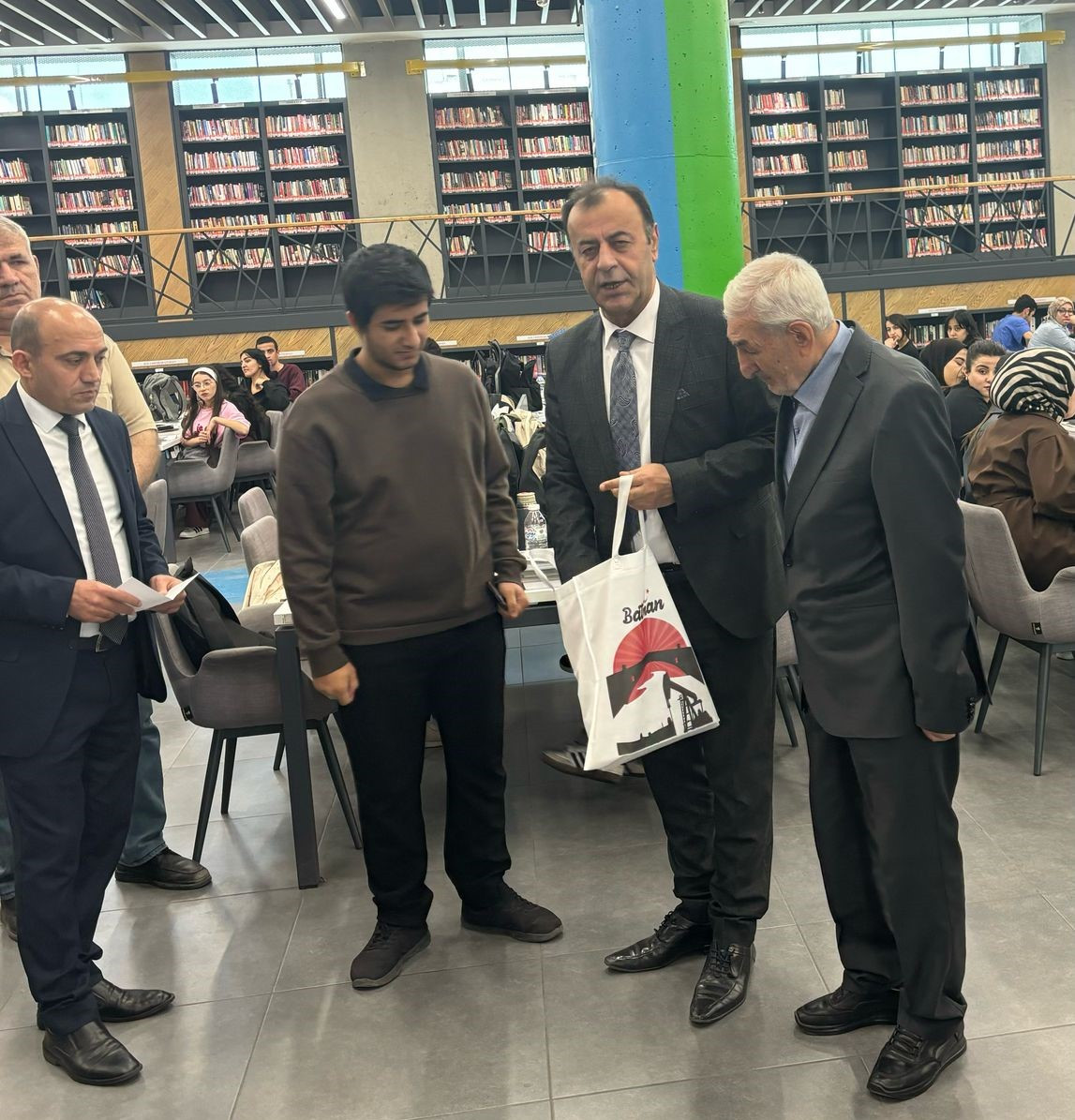 BİR YIL ’DA 91 KİTAP DÜZENLİ OKUYAN TPAO EMEKLİSİ ÖDÜL ALDI