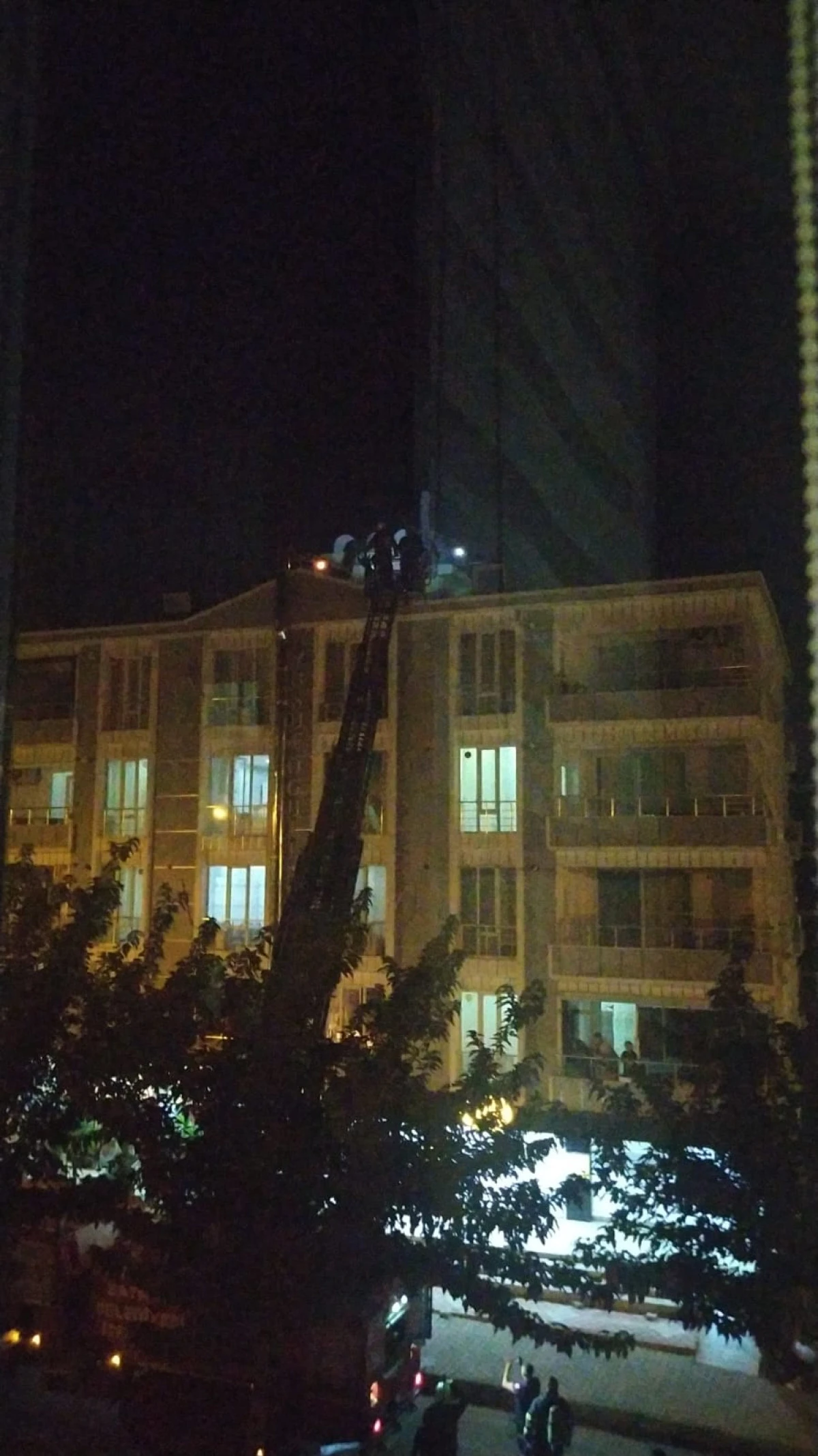 ÇATI KATINDA ÇIKAN  YANGIN MADDİ HASARA YOL AÇTI