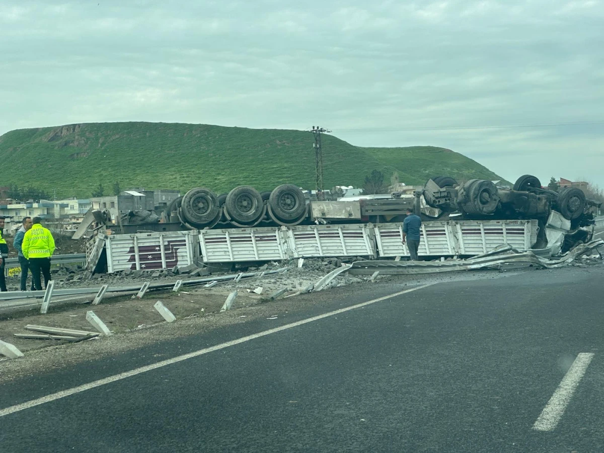 DİYARBAKIR&rsquo;DA BRİKET Y&Uuml;KL&Uuml; TIR YAN YATTI: 1 YARALI