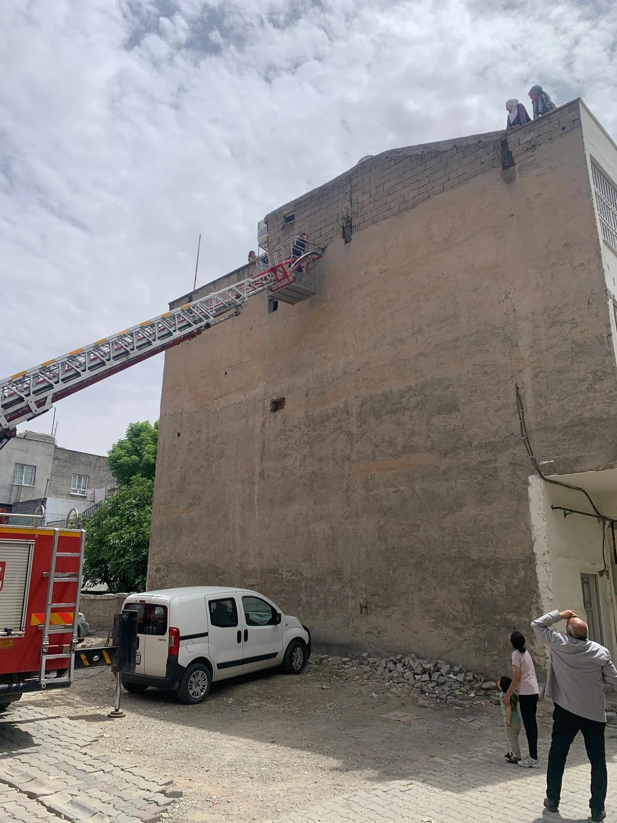DUVARDA ASILI KALAN KUŞU İTFAİYE KURTARDI