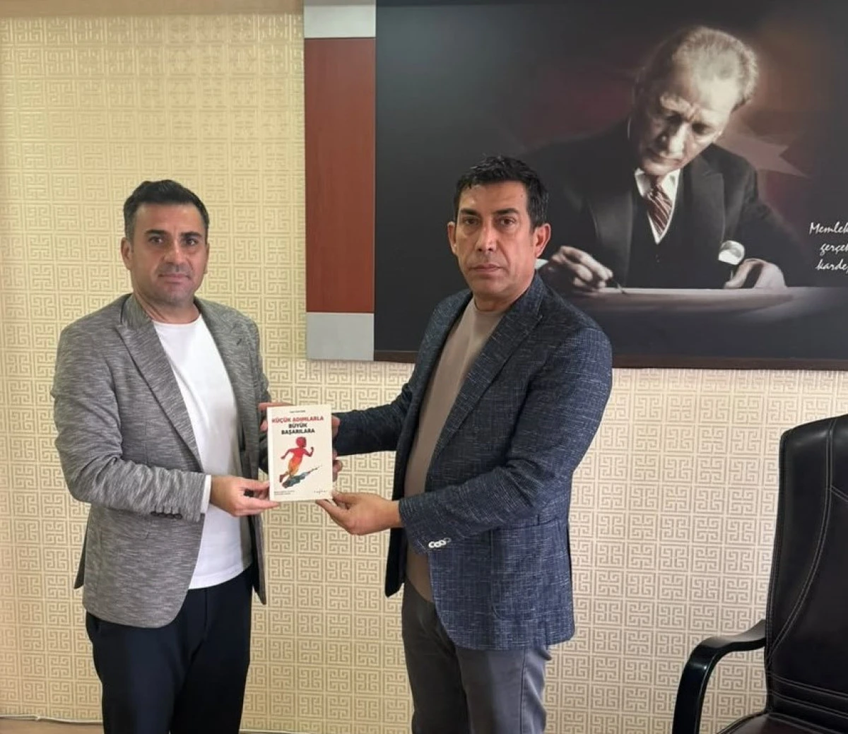 EKREM T&Uuml;Z&Uuml;N&rsquo;DEN K&Ouml;Y &Ccedil;OCUKLARINA 1.000 KİTAPLIK DESTEK