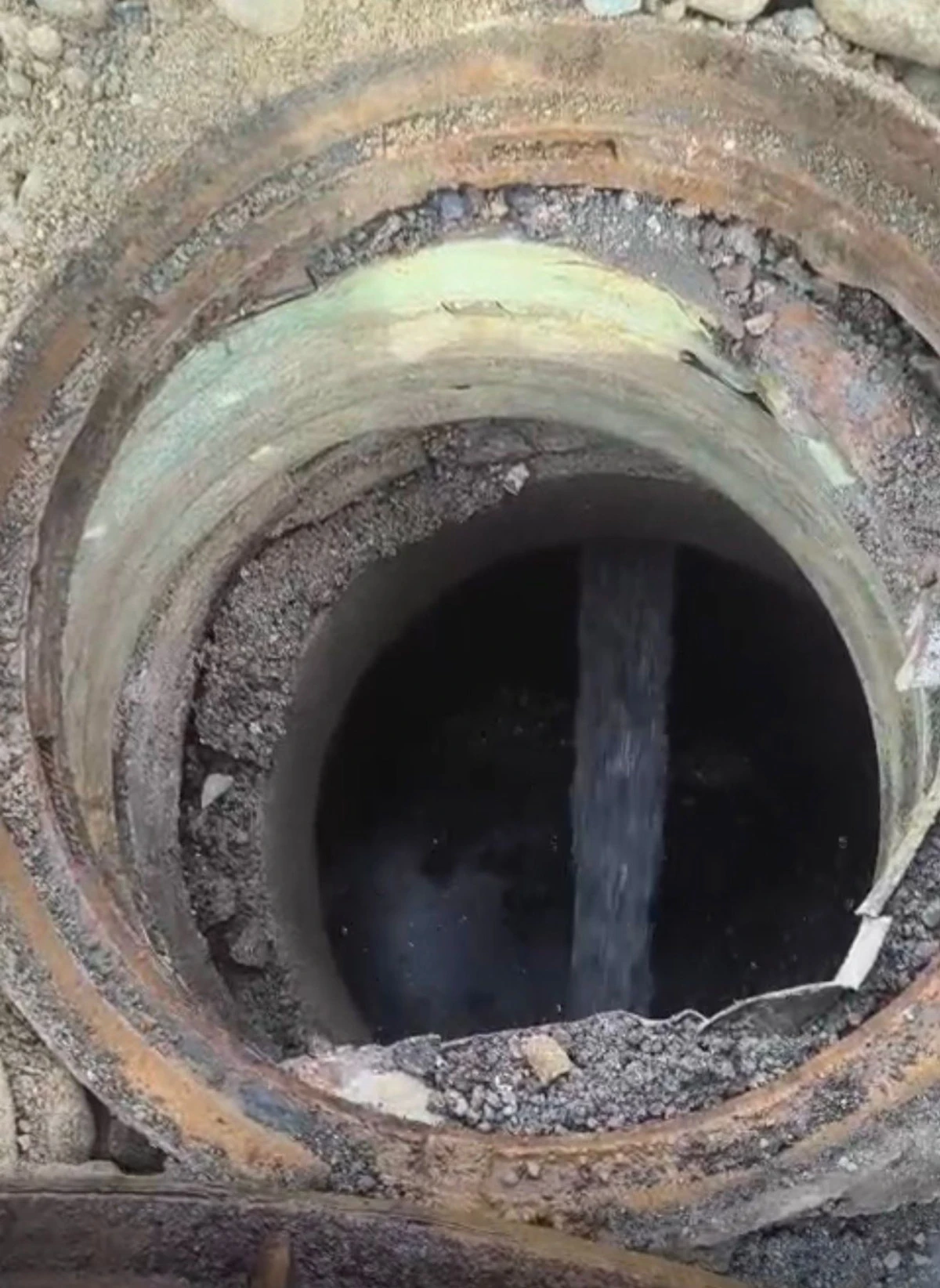 FARK EDİLMEYEN SU KAÇAĞINI BASKİ EKİPLERİ ORTAYA ÇIKARDI