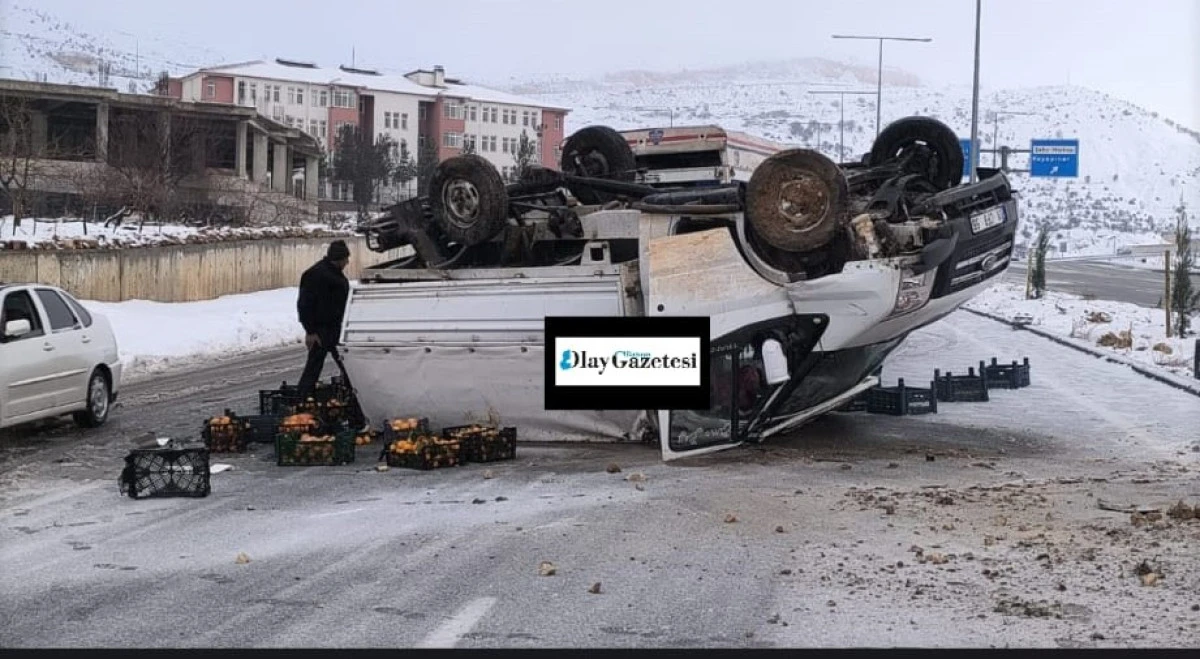 GERC&Uuml;Ş İL&Ccedil;ESİNDE PORTAKAL Y&Uuml;KL&Uuml; KAMYONET DEVRİLDİ