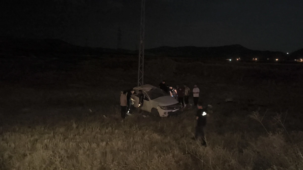GERC&Uuml;Ş YOLUNDA PİKAP TARLAYA U&Ccedil;TU: 2 YARALI