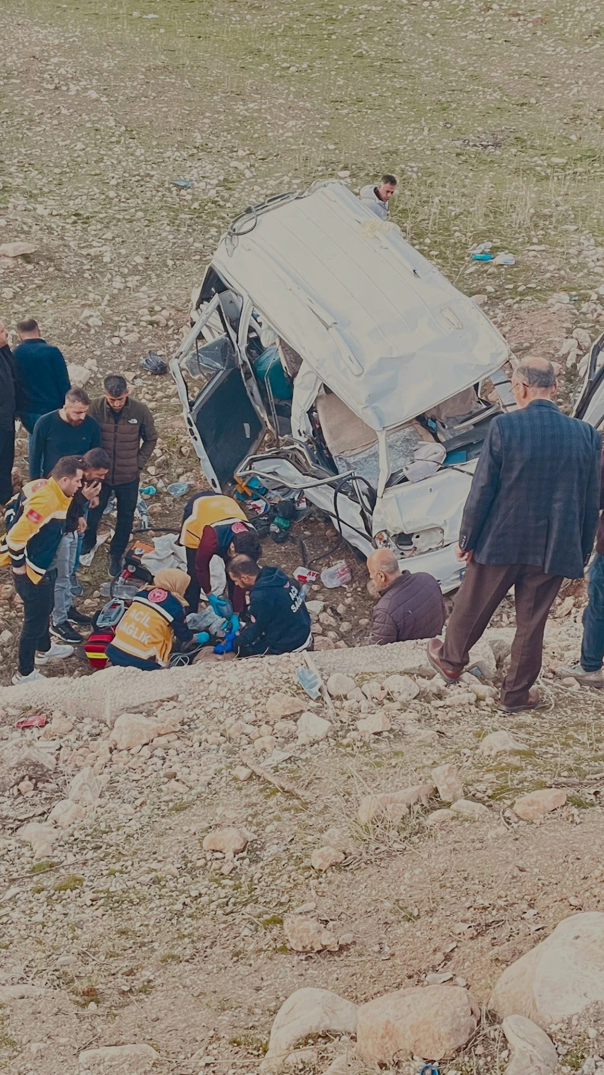 GERC&Uuml;Ş YOLUNDA U&Ccedil;URUMA YUVARLANAN ARA&Ccedil;TA 1 &Ouml;L&Uuml;, 2 AĞIR YARALI