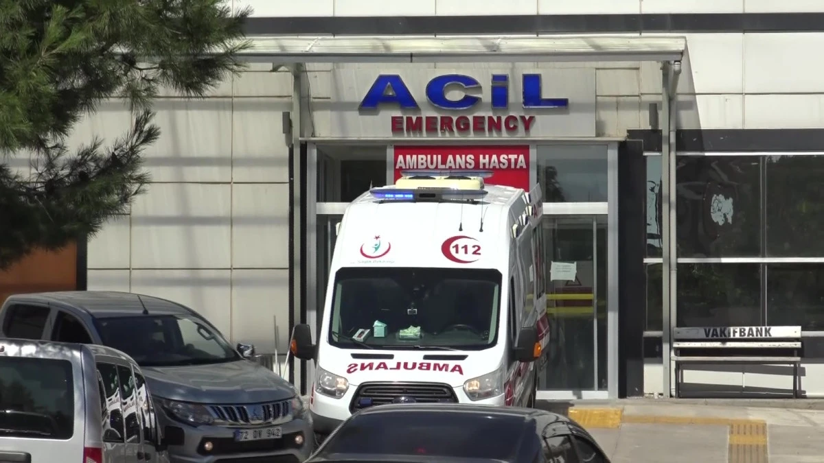 GERC&Uuml;Ş'TE ARAZİDE MANEVRA YAPAN ARACIN &Ccedil;ARPTIĞI İŞ&Ccedil;İ YARALANDI