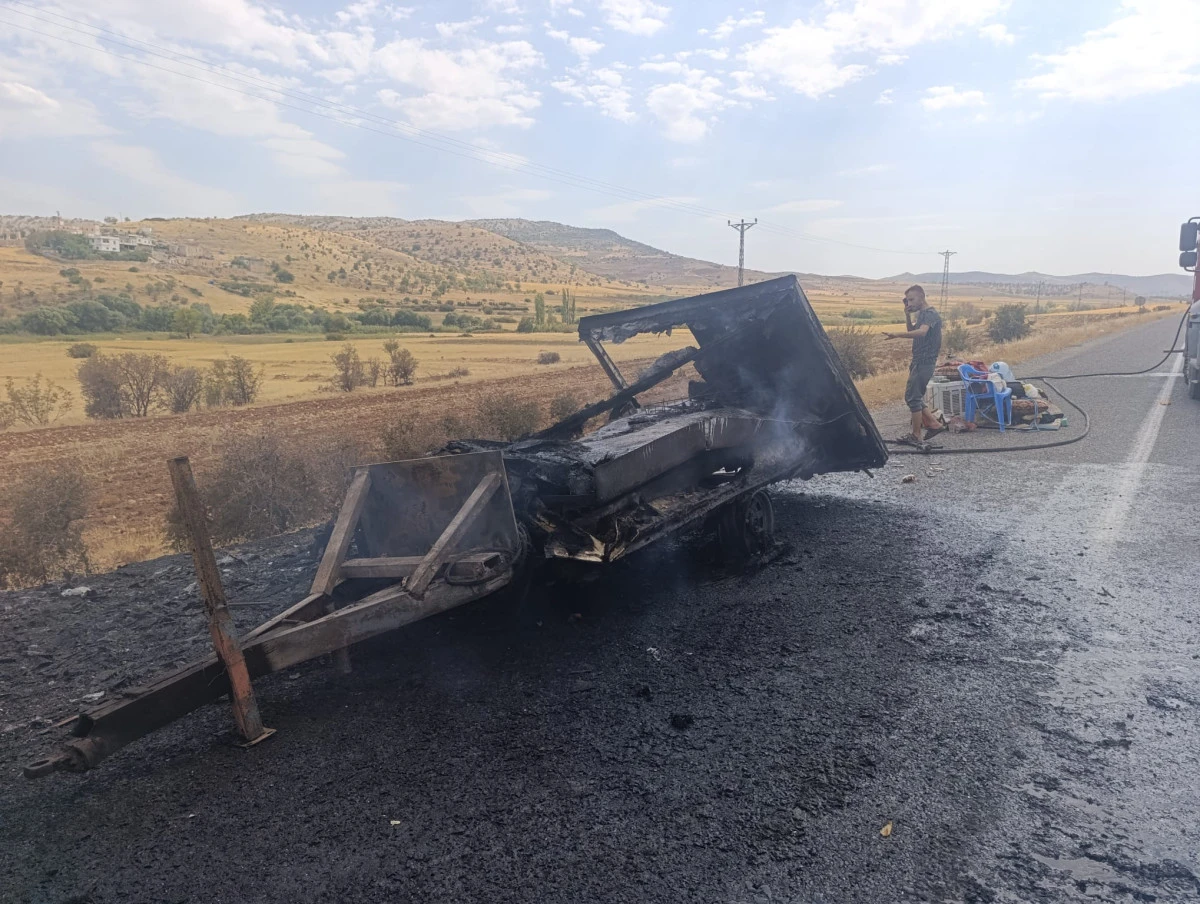 GERCÜŞ’TE SEYİR HALİNDEKİ KARAVAN ALEV ALARAK KULLANILAMAZ HALE GELDİ