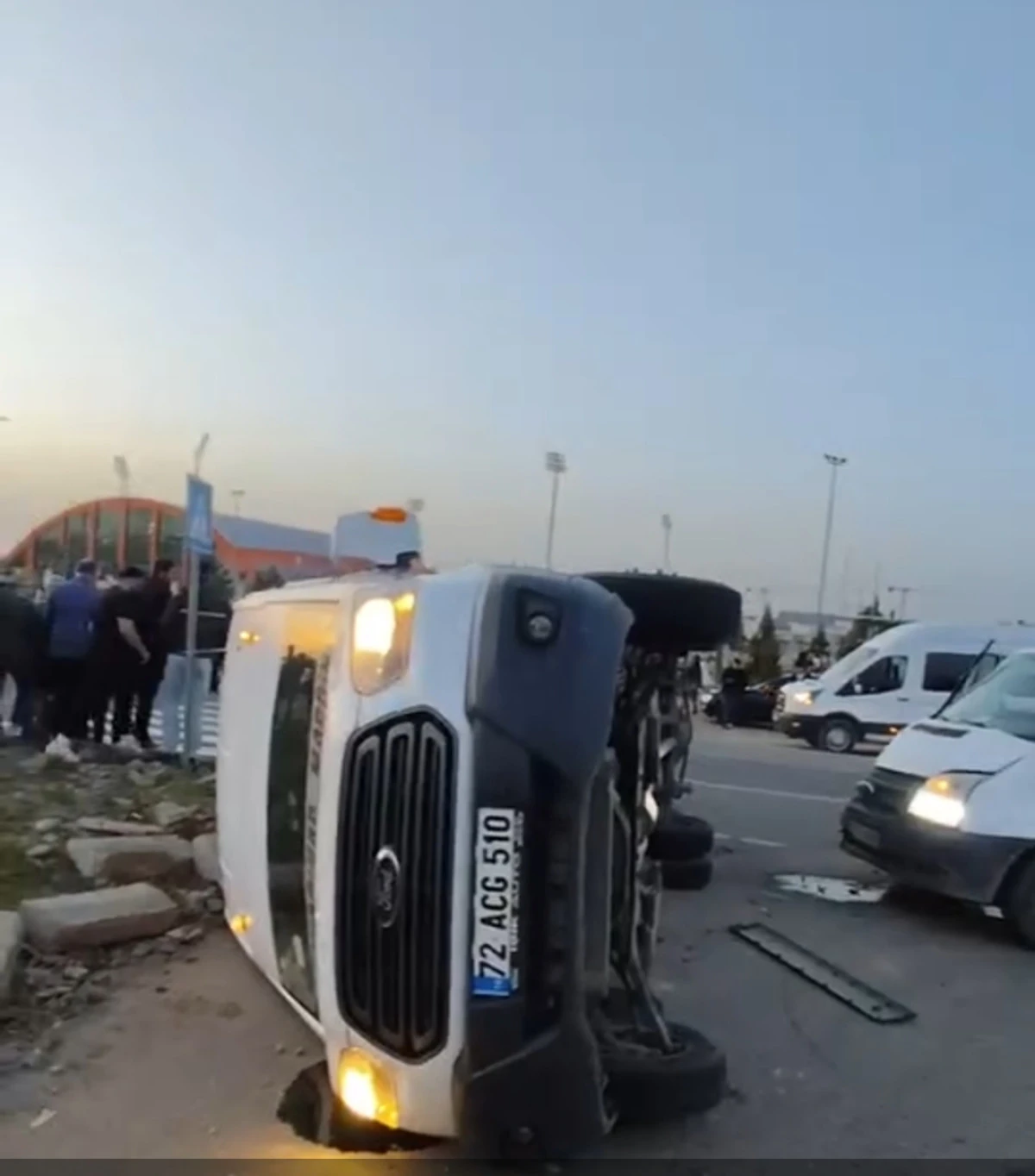 G&Uuml;NEY &Ccedil;EVRE YOLU&rsquo;NDA MİNİB&Uuml;S YAN YATTI