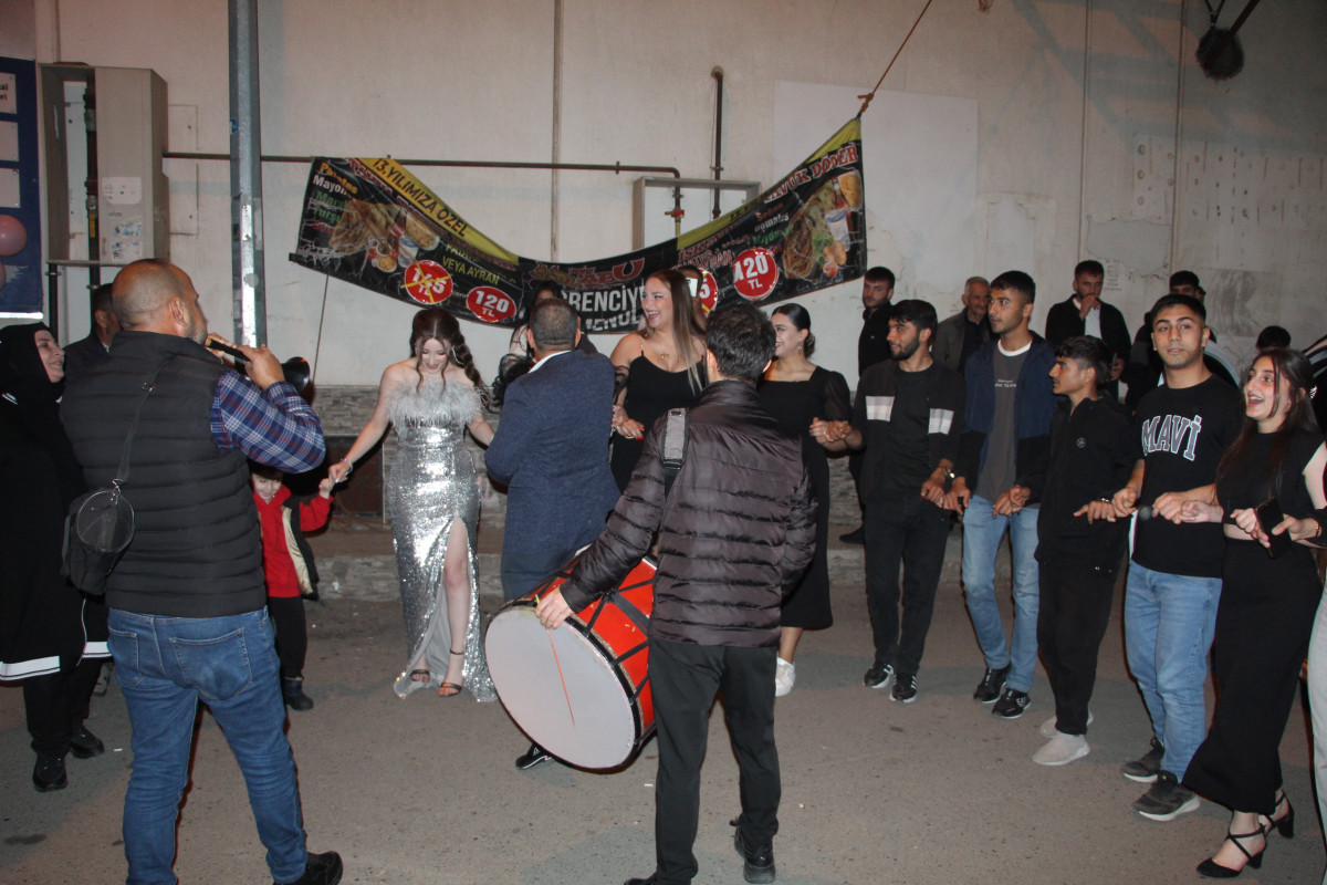 GÜZELLİK MERKEZİ DAVUL ZURNAYLA AÇILDI