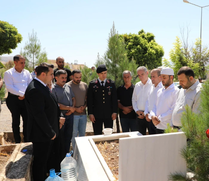 HASANKEYF&rsquo;TE 15 TEMMUZ ANMA PROGRAMI, PROTOKOL ŞEHİT MEHMET CUCİ&rsquo;NİN KABRİNİ ZİYARET ETTİ