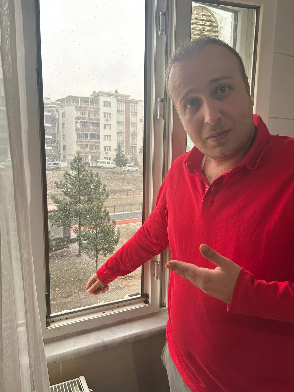 İ&Ccedil; ISITAN HAREKET, KUŞLAR İ&Ccedil;İN PENCERESİNİ SOFRAYA D&Ouml;N&Uuml;ŞT&Uuml;RD&Uuml;