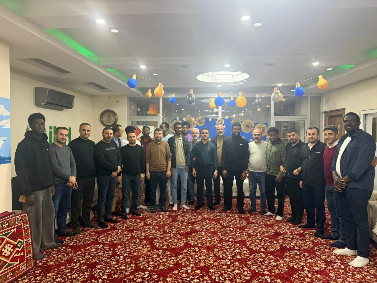 İHH BATMAN&rsquo;DA EĞİTİM HAYATINI S&Uuml;RD&Uuml;REN YABANCI UYRUKLU &Ouml;ĞRENCİLERLE &ldquo;KARDEŞLİK İFTARI&rdquo; A&Ccedil;TI