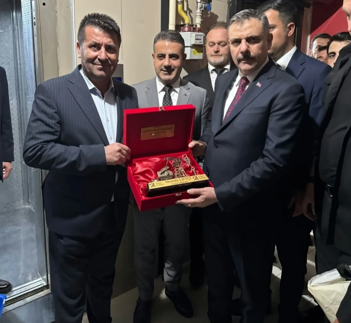 İŞ İNSANI MAHSUM ZENGİN'DEN İ&Ccedil;İŞLERİ BAKANI &Ccedil;İFT&Ccedil;İ'YE PLAKET HEDİYE ETTİ
