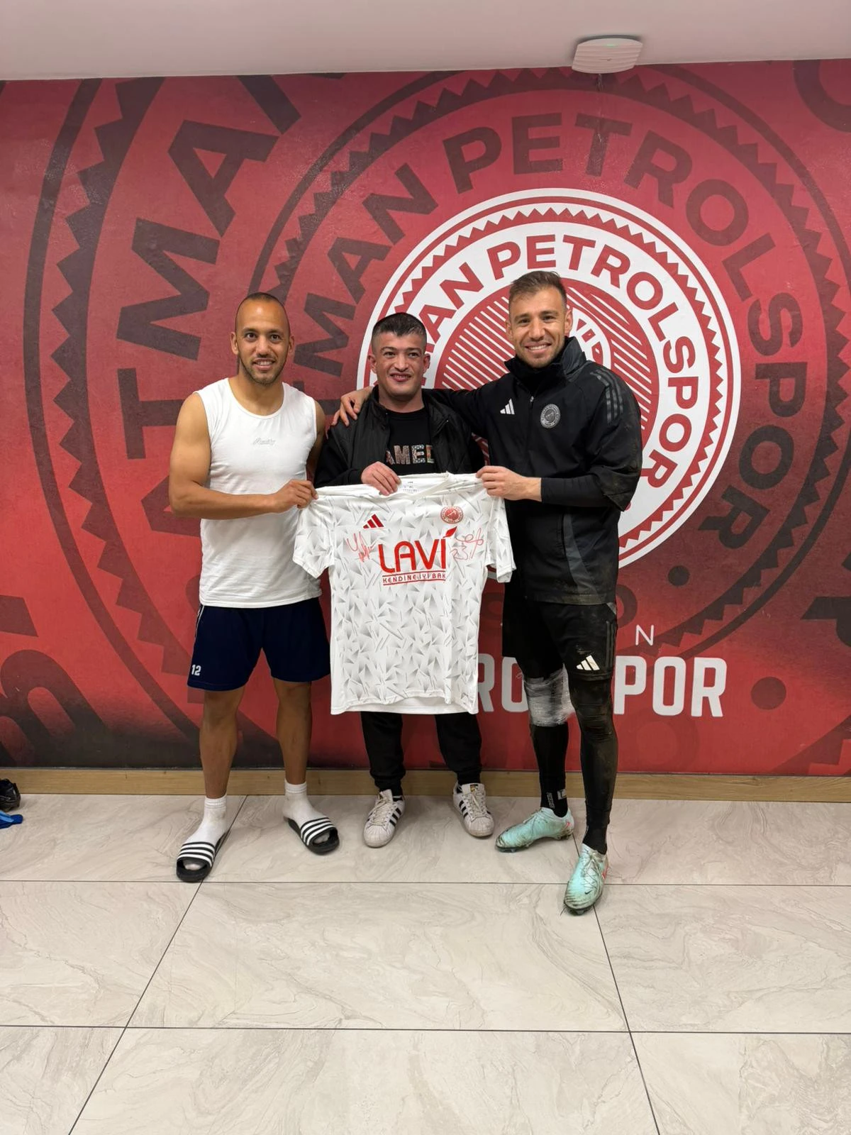 İŞ İNSANI MUZAFFER NASIROĞLU&rsquo;NDAN MUHAMMED NUMAN KALKAN&rsquo;A "FORMA " HEDİYE ETTİ