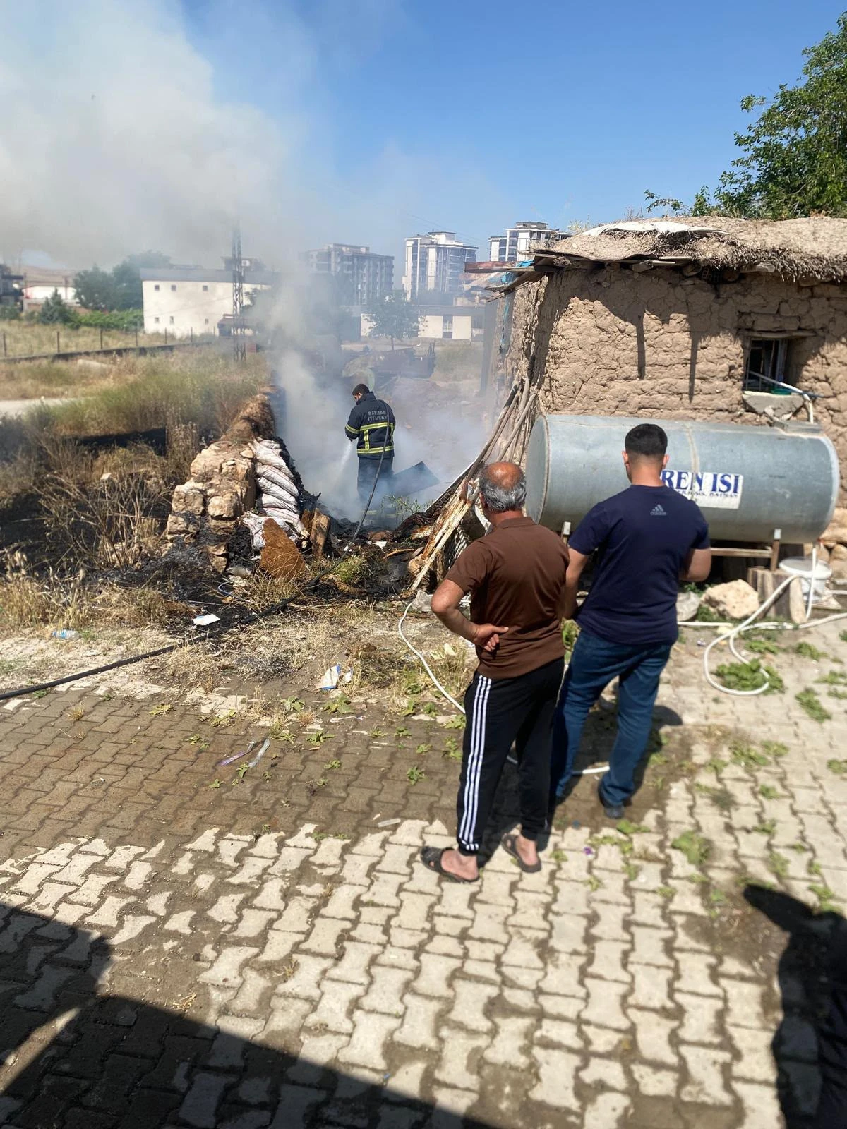 İTFAİYE YANAN OTLARI ZAMANINDA S&Ouml;ND&Uuml;RD&Uuml;