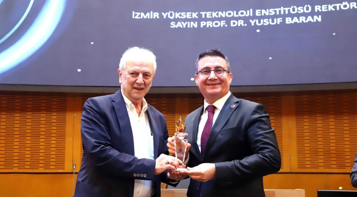 İYTE REKT&Ouml;R&Uuml; PROF. DR. YUSUF BARAN&rsquo;A EBSO&rsquo;DAN "&Uuml;ST&Uuml;N HİZMET VE ONUR &Ouml;D&Uuml;L&Uuml;"