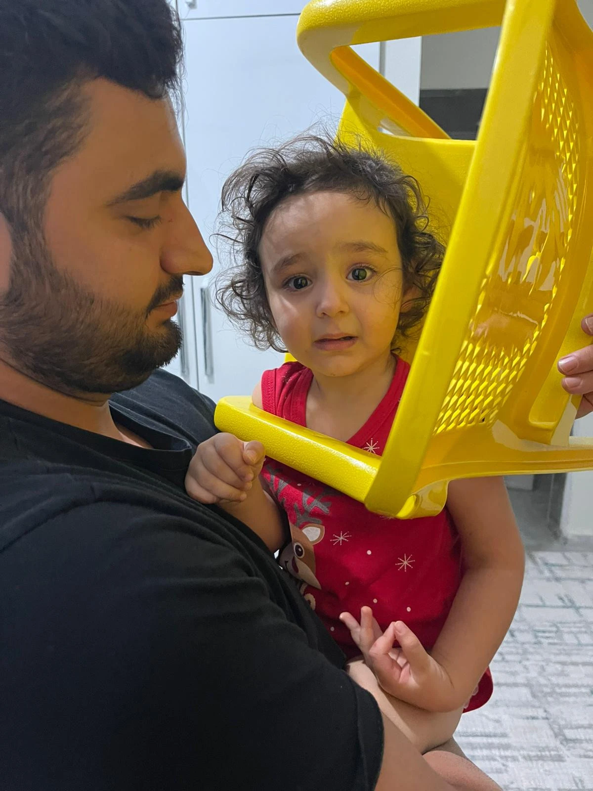 KAFASI PLASTİK SANDALYEYE SIKIŞAN ÇOCUK, İTFAİYE EKİPLERİNCE KURTARILDI