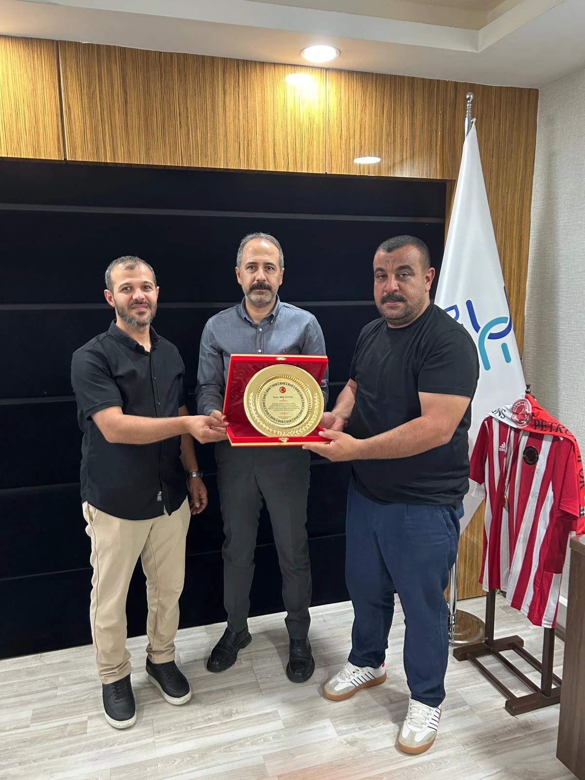 KARDELEN MUHTARINDAN DİCLE ELEKTRİK İL M&Uuml;D&Uuml;R&Uuml; BİLAL ALTUN&Ccedil;&rsquo; A TEŞEKK&Uuml;R PLAKETİ