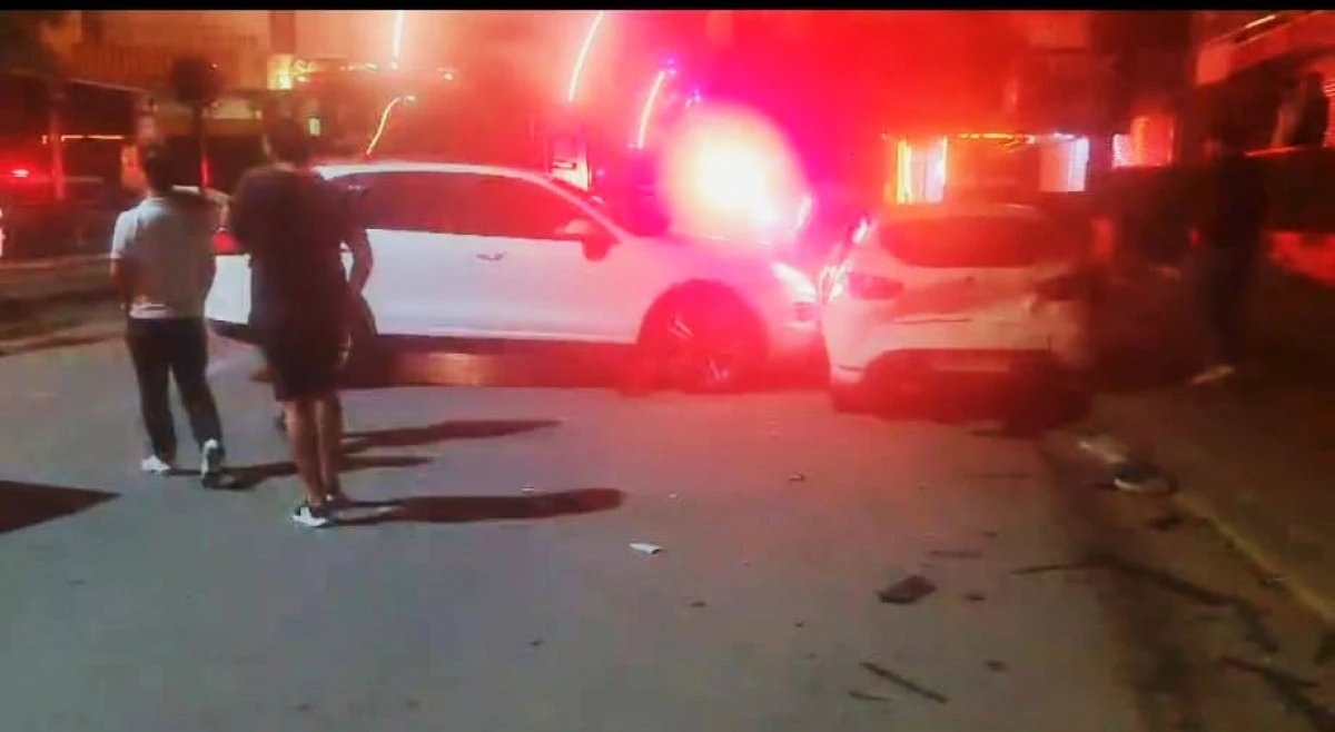 KAZANIN ARDINDAN KONTROLDEN &Ccedil;IKAN ARA&Ccedil; PARK HALİNDEKİ OTOMOBİLE &Ccedil;ARPTI
